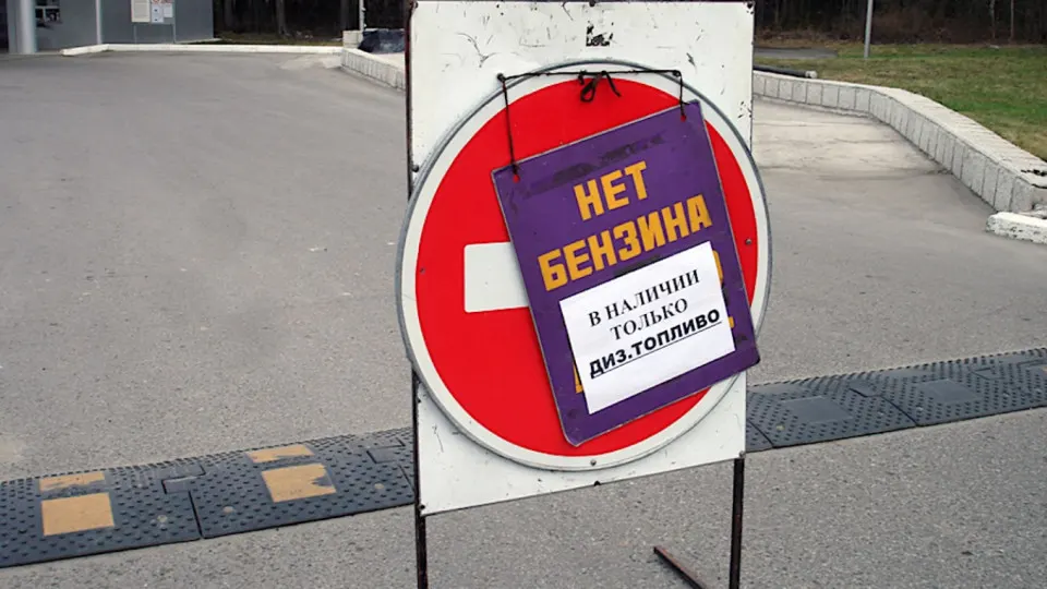Ограничения на отпуск топлива введены в десятках регионов, многие НПЗ работают не в полную мощность — это вызвало резкий рост оптовых цен и угрозу дефицита в пик сезона.