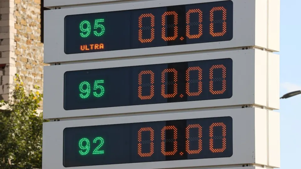 Росстат продолжит размещать данные о средних розничных ценах на нефтепродукты, несмотря на исключение еженедельной публикации из Федерального плана статистики. Тем временем цены и дефицит топлива растут на фоне повреждений НПЗ и ограничений на АЗС.
