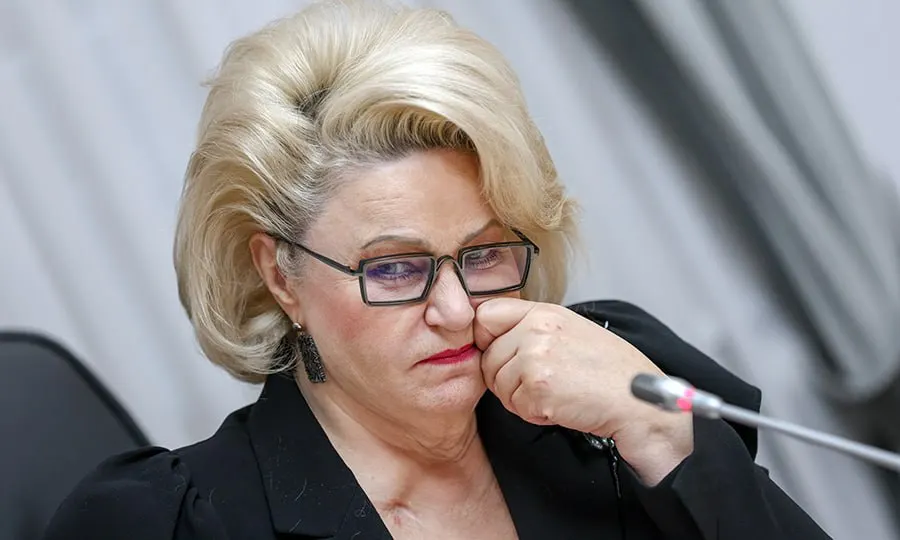 Председатель комитета Госдумы по защите семьи Нина Останина призвала Роскомнадзор и Минцифры использовать опыт технических ограничений для контроля времени, которое дети проводят в играх и в социальных сетях.