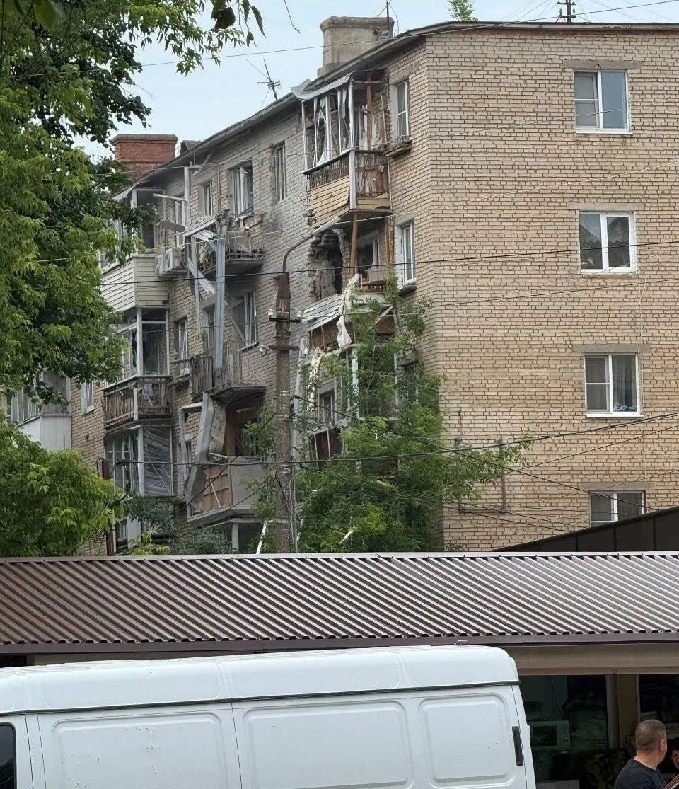 В Тульской области в многоквартирный дом в Щёкино попал беспилотник. Власти сообщают об эвакуации жильцов и отсутствии пострадавших; режим беспилотной опасности в регионе сохраняется.