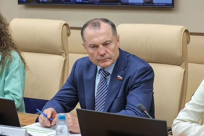 Сенатор предлагает закрепить в законе практическую форму обучения: до половины учебного времени студенты должны проводить на базовых производствах. В числе дополнительных мер — отраслевые советы и «цифровые песочницы» для быстрой адаптации программ.