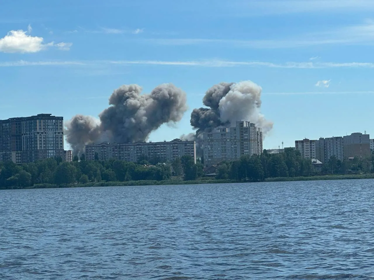 Жители публикуют кадры дыма над городом. Губернатор призвал укрываться; сведения о поражении завода и типе ракет пока не подтверждены официально.