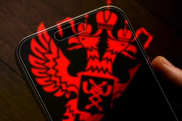 Нижняя палата парламента во втором и третьем чтениях одобрила законопроект с комплексом ограничений и технических мер для борьбы с мошенничеством: от лимита банковских карт до единой базы IMEI и механизмов ответственности для банков и операторов.