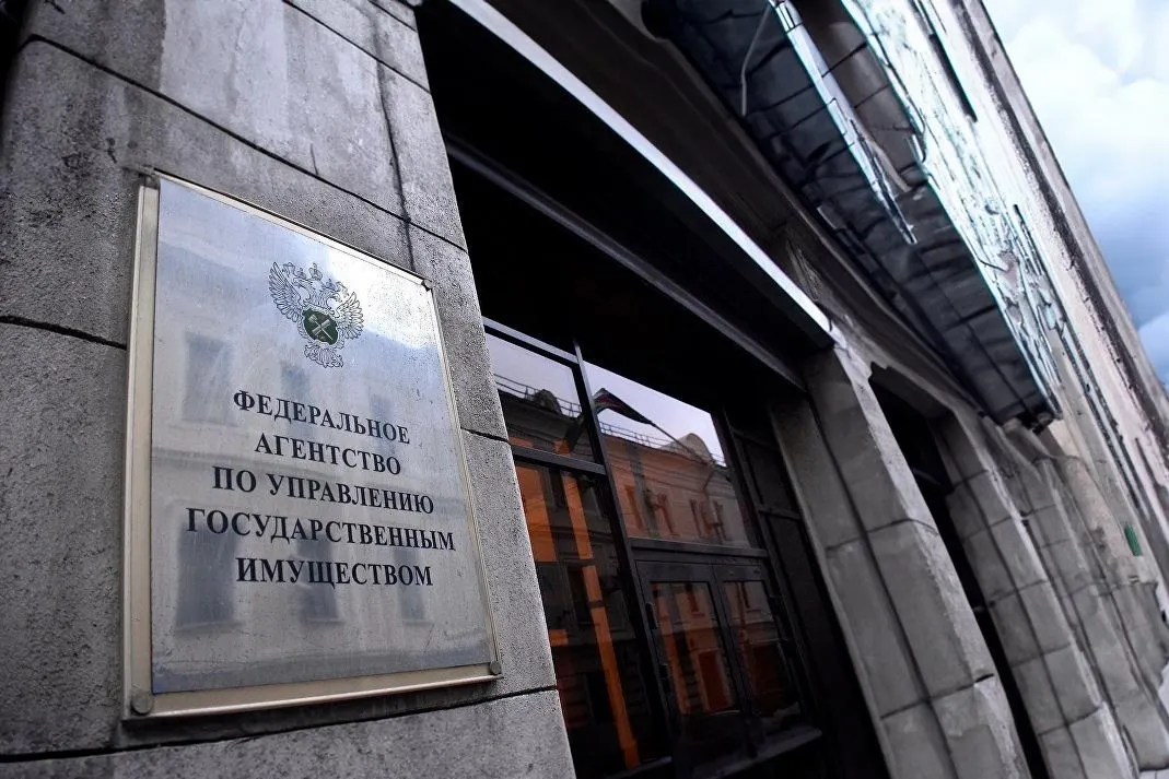 Закон отменяет привязку продажи конфискованного жилья к минимальной цене и убирает шестимесячную паузу между неудавшимися торгами; также вводятся жесткие требования к оценщикам и организаторам торгов, а для религиозной собственности устраняется срок давности в спорах о приватизации.