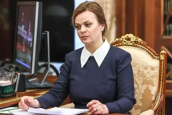 Анна Цивилева назначена в президиум Совета при президенте по стратегическому развитию и национальным проектам; она также занимает пост статс‑секретаря‑заместителя министра обороны и возглавляет фонд «Защитники Отечества». По данным расследований, у неё есть родственная связь с президентом РФ.