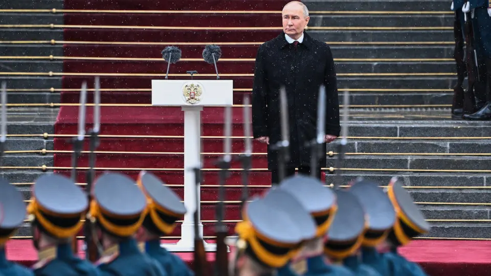 Правительство планирует существенное пересмотрение военных трат на 2026 год — расходы могут вырасти на 4–5 трлн рублей, тогда как дефицит бюджета уже превысил 6 трлн. Для покрытия лишних расходов рассматривают секвестр гражданских статей, использование резервов и дополнительный государственный долг.