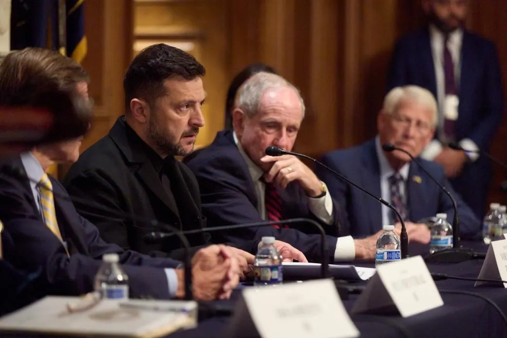 Во время закрытой встречи с законодателями США украинский президент добился поддержки идей по усилению санкций и расширению военной помощи; в Конгрессе растёт обсуждение нового санкционного пакета.
