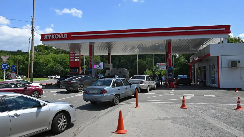 Цена АИ‑92 с поставкой в Россию за неделю выросла на 6% — до 127 тыс. руб./т, с начала мая рост составил 1,8 раза. Объёмы поставок увеличились, но мощности белорусских НПЗ не способны компенсировать общенациональный дефицит.