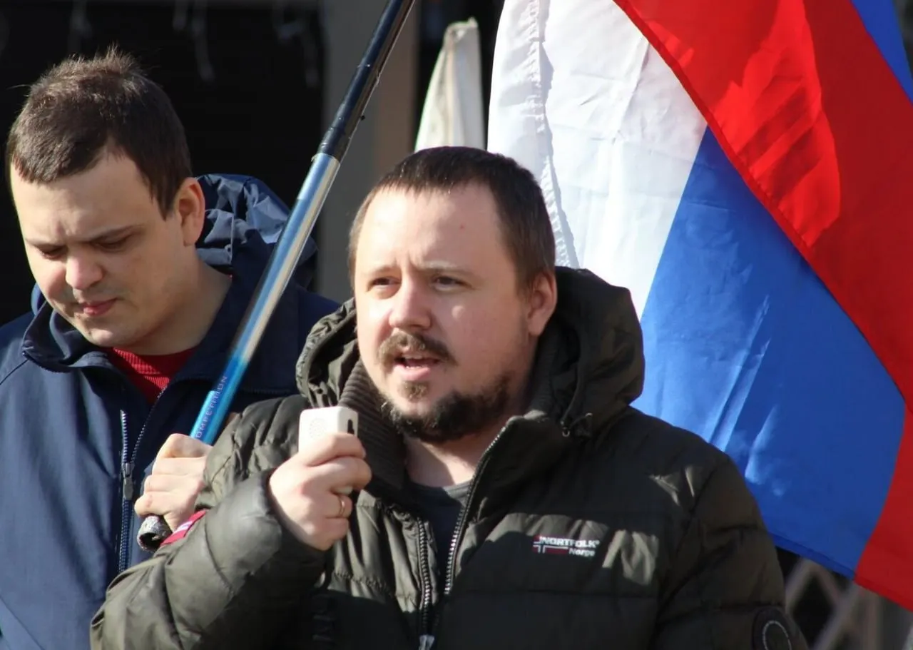 Сычёва задержали 9 июля, провели обыск и арестовали по статье о «возбуждении ненависти или вражды» (ст. 20.3.1 КоАП). Время в полиции не зачли в срок ареста; активист называет действия силовиков преследованием.