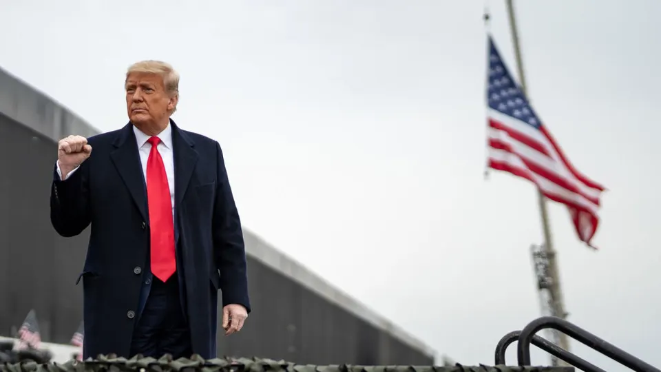 Президент США одобрил инициативу, допускающую 500‑процентные пошлины на импорт из стран, покупающих российскую нефть, газ и уран. Поддержка объявлена вскоре после смерти сенатора Линдси Грэма, одного из авторов пакета.