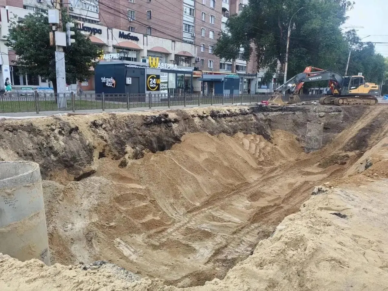 Работы по восстановлению коллектора окончены, однако три полосы в сторону памятника Славы остаются перекрыты: котлован ещё нужно засыпать и покрыть новым асфальтом.