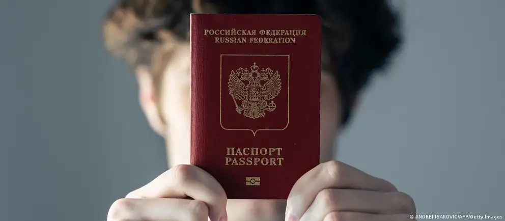 После возражений Франции и Италии Евросоюз переработал первоначальную инициативу: визовый запрет предложено вводить только для лиц, непосредственно участвовавших в боевых действиях в Украине и только в отношении краткосрочных виз.