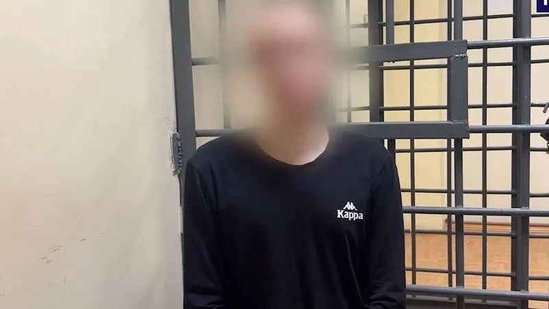 23‑летнего жителя Первоуральска обвиняют в получении заданий от кураторов и рассылке замаскированных под парфюмерию взрывных устройств военнослужащим и чиновникам в несколько регионов; все посылки изъяли и обезвредили.