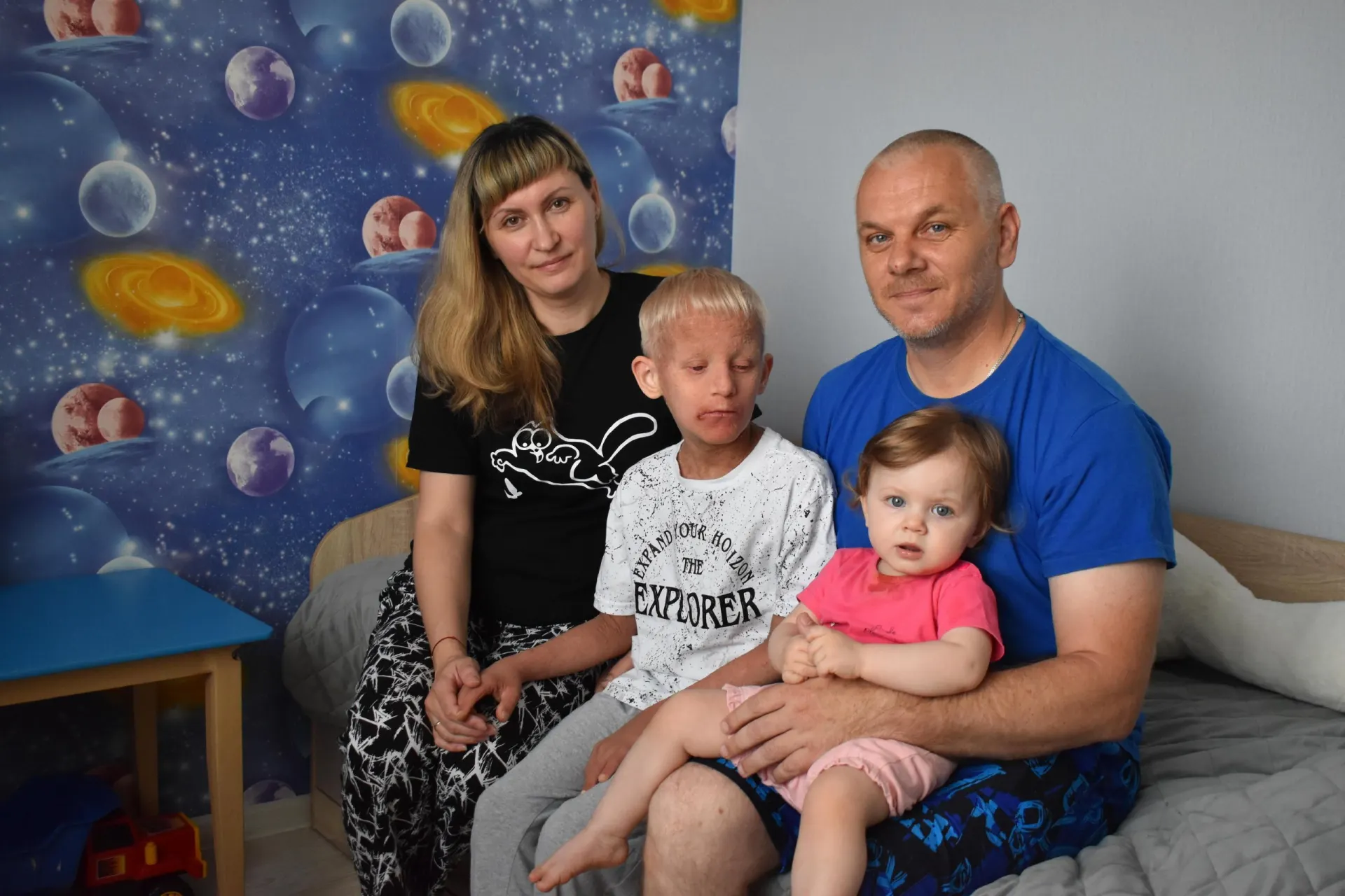 Восьмилетний Дима почти не слышит и плохо видит, но любит играть и гостей. Его семье требуется ежедневный трёхчасовой уход за кожей.