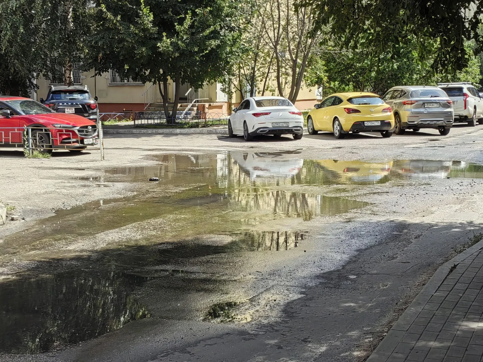 В воронежском микрорайоне Дубрава из-за прорыва трубы подтопило проезды во дворах. Жители отмечают, что коммунальные аварии в этом районе происходят регулярно и ждут приезда аварийных бригад.