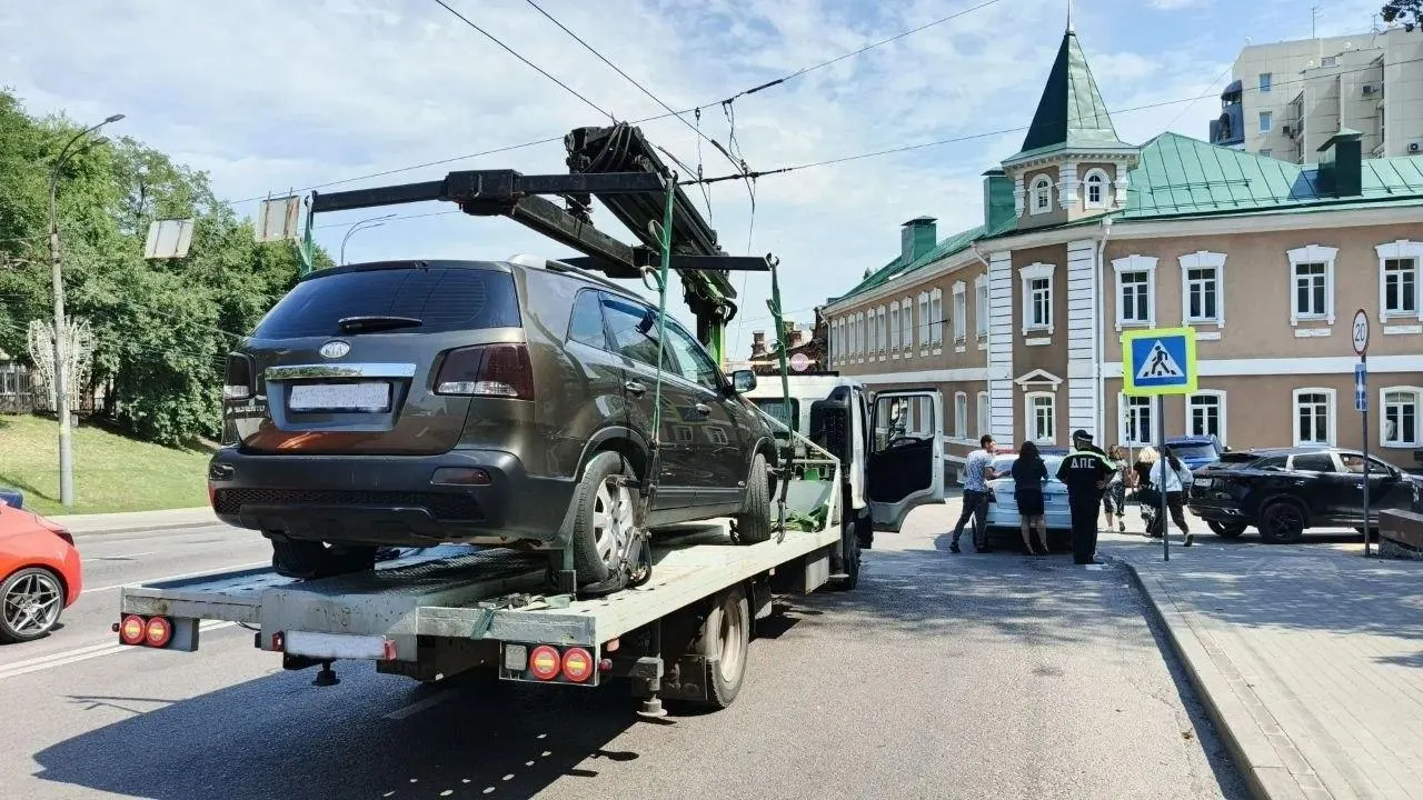 Судебные приставы конфисковали машину и запретили владельцу выезд из страны до урегулирования задолженности.