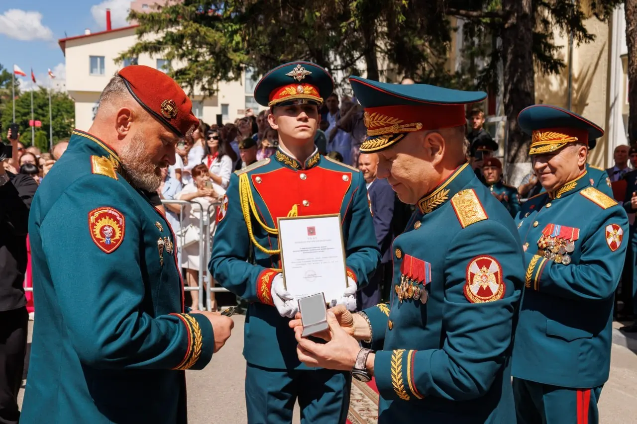 Начальнику Саратовского военного ордена Жукова Краснознаменному института войск национальной гвардии Александру Белоглазову присвоено воинское звание «генерал-лейтенант». Погоны вручил заместитель директора Федеральной службы войск национальной гвардии, генерал-полковник Анатолий Маликов.