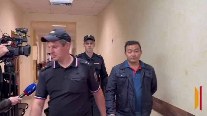 Ему изменили меру пресечения на запрет определённых действий, но обвинения переквалифицировали: теперь фигурируют растрата в особо крупном размере и злоупотребление полномочиями.