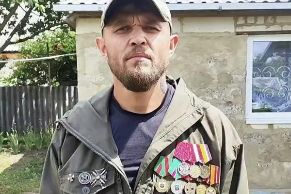 Военный, записавший обращение к президенту и пригрозивший мятежом, покинул спецприёмник и заявил о возвращении в Москву. Ему предъявили административное дело по статье о демонстрации символики.