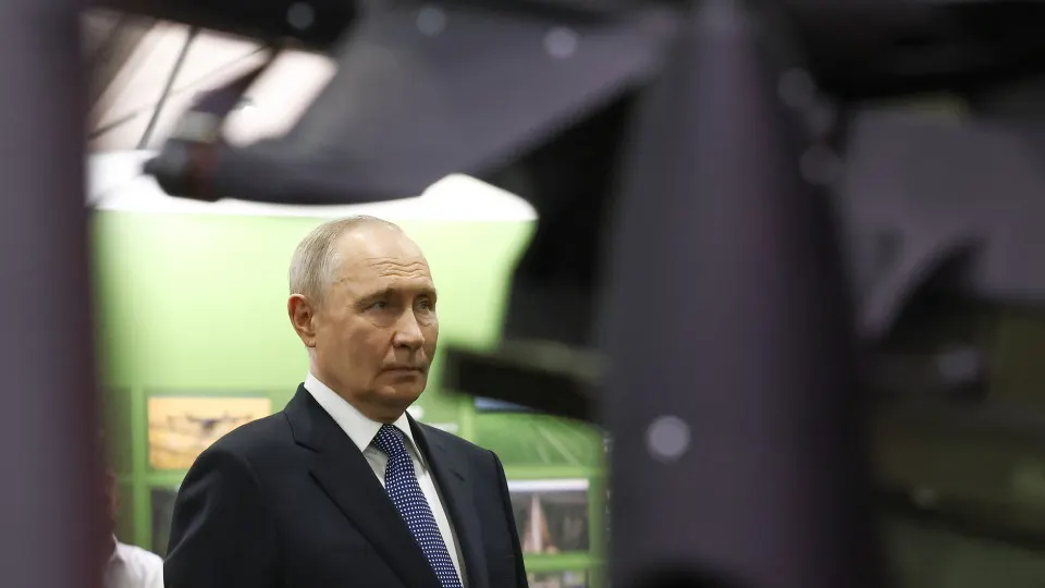 На форуме «Все для победы» президент заявил, что граждане добровольно направили около 70 млрд рублей через Общероссийский народный фронт на цели специальной военной операции. Между тем военные расходы страны растут: в первом квартале 2026 года они составили почти 5,9 трлн рублей, и на оборону пришлось около 46% федерального бюджета.