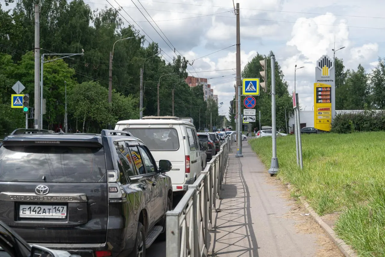 Несмотря на разрешение продажи бензина стандарта Евро‑3 в июле, петербургские АЗС сообщают о поступлениях топлива Евро‑5 и скептически относятся к быстрому появлению «евро‑топлива» с большим содержанием серы.