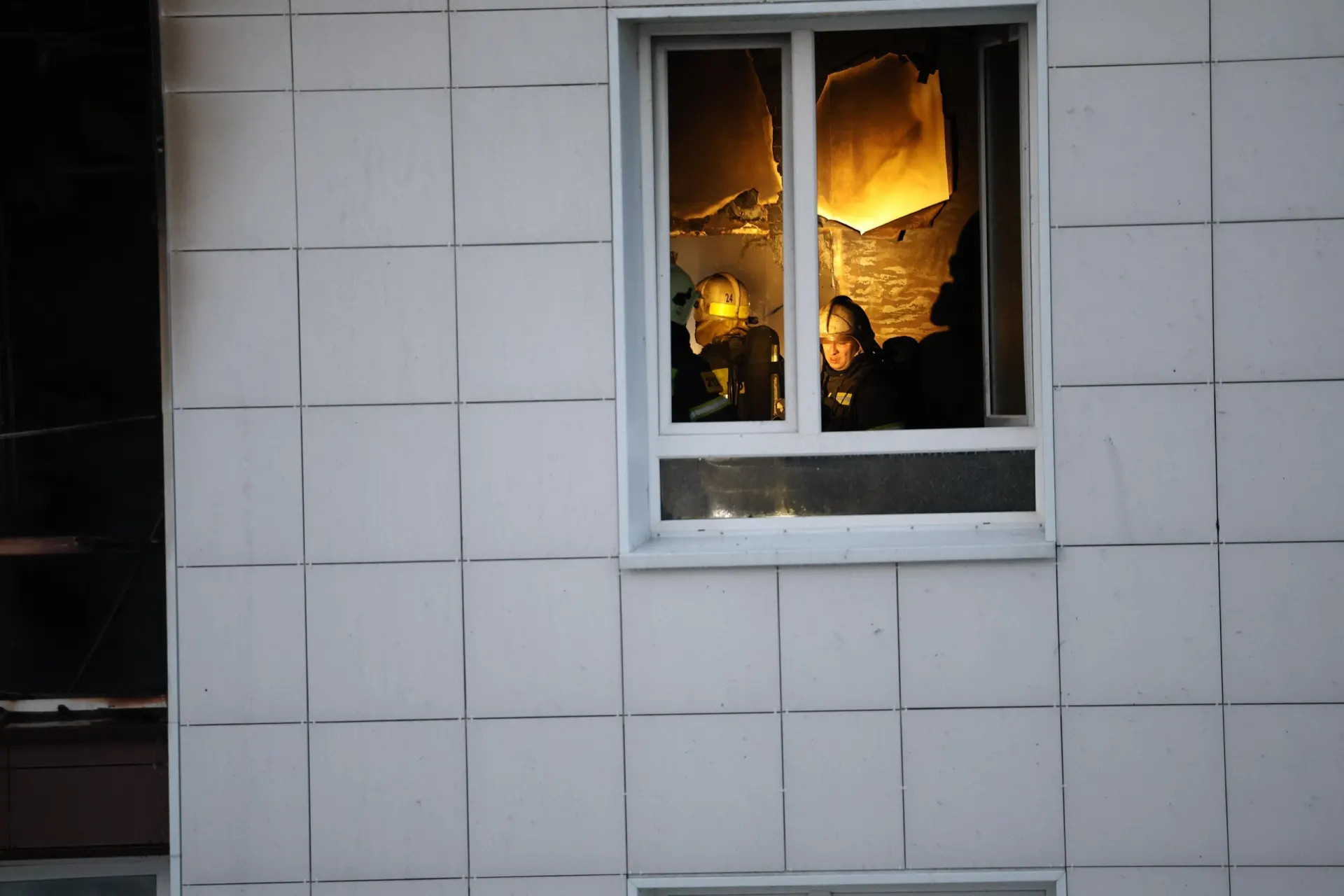 В одной из квартир жилого комплекса вспыхнул пожар. Пожарные оперативно эвакуировали 33 человека, причины возгорания уточняются.