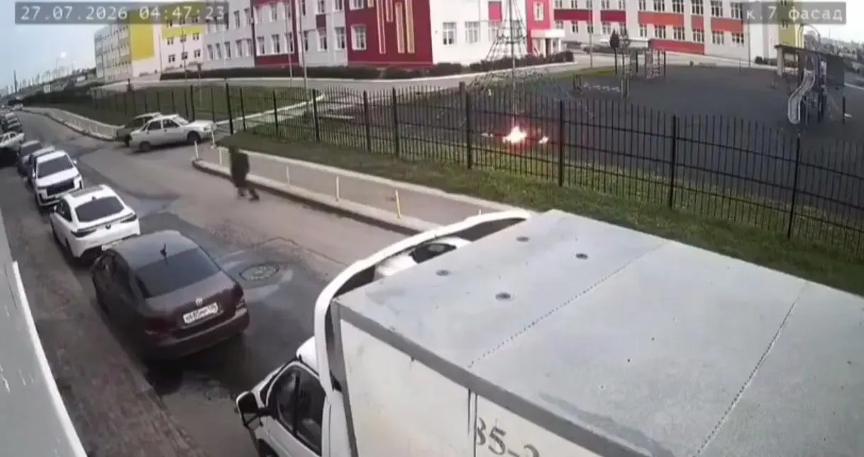 Полиция установила личность и мотивы подростка, который бросил бутылку с зажигательной смесью на территорию школы в Отрадном (Воронеж).