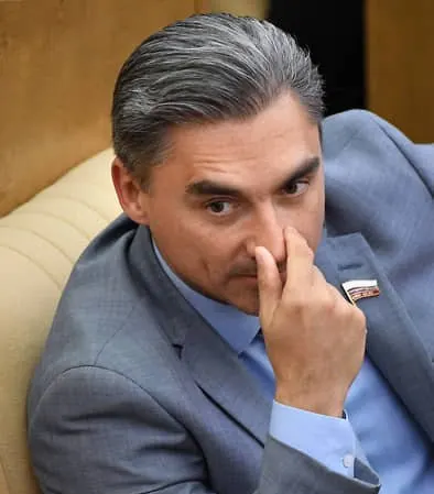 Зампред комитета по информполитике Андрей Свинцов заявил, что мессенджер сохранит шанс на легальную работу при открытии представительства в РФ, локализации данных и сотрудничестве со спецслужбами. Граждан призвали воздержаться от финансовых операций внутри платформы; ФСБ предъявила Дурову заочное обвинение в содействии терроризму.