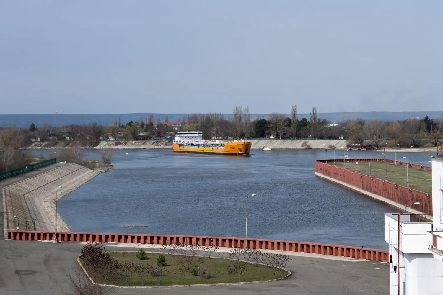 Из‑за серии атак беспилотников на суда в Азовском море Россия временно закрыла Азово‑Донский морской канал — это может затронуть значительную долю экспорта пшеницы и осложнить снабжение Крыма топливом.