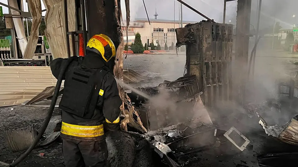 В ночь на 1 июля беспилотники поразили автозаправки в Днепропетровской области: повреждены пять АЗС, одна женщина погибла, трое ранены. Одновременно в России наблюдается резкое сокращение производства бензина, дефицит по регионам и резкий рост цен; объявлены экстренные импортные поставки.