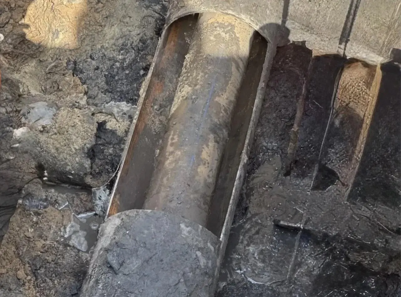 На улице Ворошилова в Воронеже обнаружили повреждение канализационного коллектора. Коммунальщики уже приступили к замене трубопровода, движение на участке частично ограничено.
