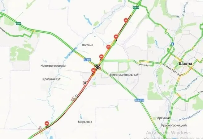 Движение на трассе М‑4 затруднено в обе стороны: водители связывают затор с ДТП и дорожными работами, объезда не предлагают.