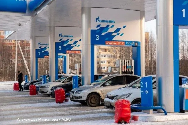 Лимиты отменены на заправках в Санкт-Петербурге и Ленинградской области, а также в Москве и Московской области, и еще в девяти регионах страны.