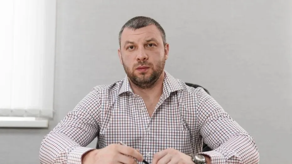 По данным следствия, он фактически руководил охранной фирмой, учредителем которой была его жена, и обеспечивал фирме муниципальные контракты без проведения торгов.