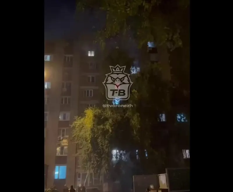 Пожар в общежитии во Воронеже ликвидирован после более чем 40 минут борьбы; пострадали женщина и девушка, 17 человек эвакуированы.
