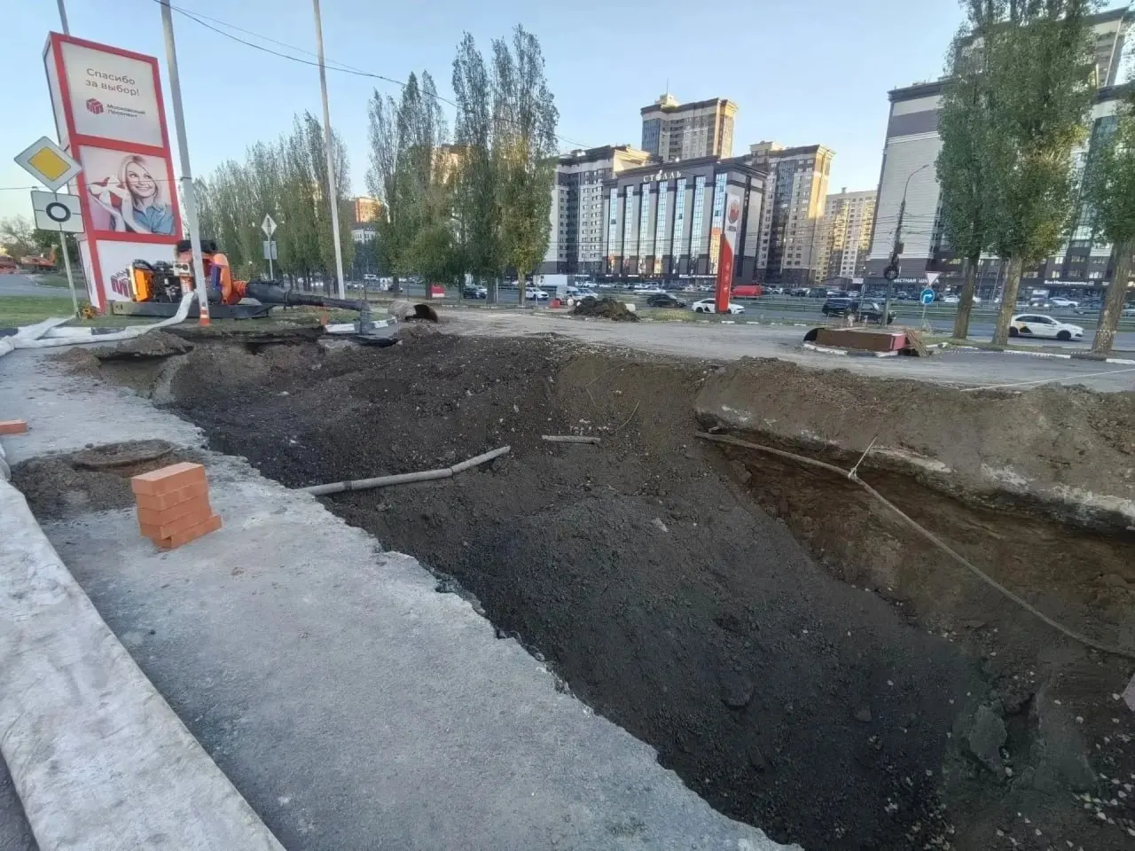 На Московском проспекте открыт второй котлован глубиной около 5 метров; достигнута повреждённая труба, начаты работы по промывке коллектора и подготовке реконструкции участка.