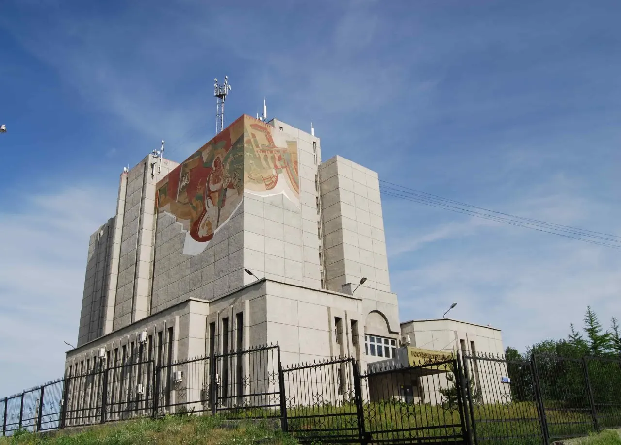 Новые правила позволяют закрывать несекретные архивные сведения, что усложняет работу исследователей над судьбами репрессированных и вызывает волну критики в научных кругах.