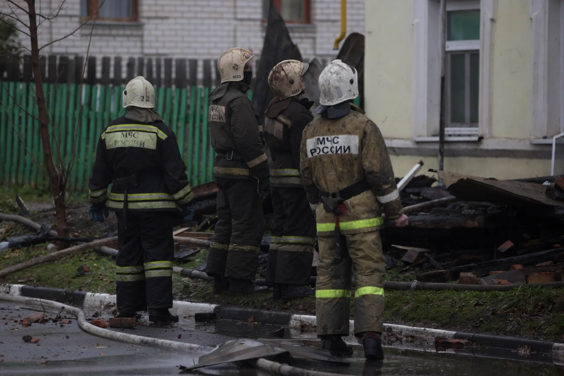 Пожарные спасли двух детей из горящего дома, ликвидировав огонь примерно за 20 минут.