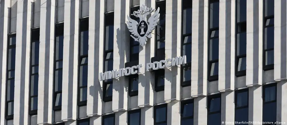 Будет сформирован открытый перечень лиц, находящихся за пределами страны, против которых применяются временные ограничения, с указанием оснований их применения.