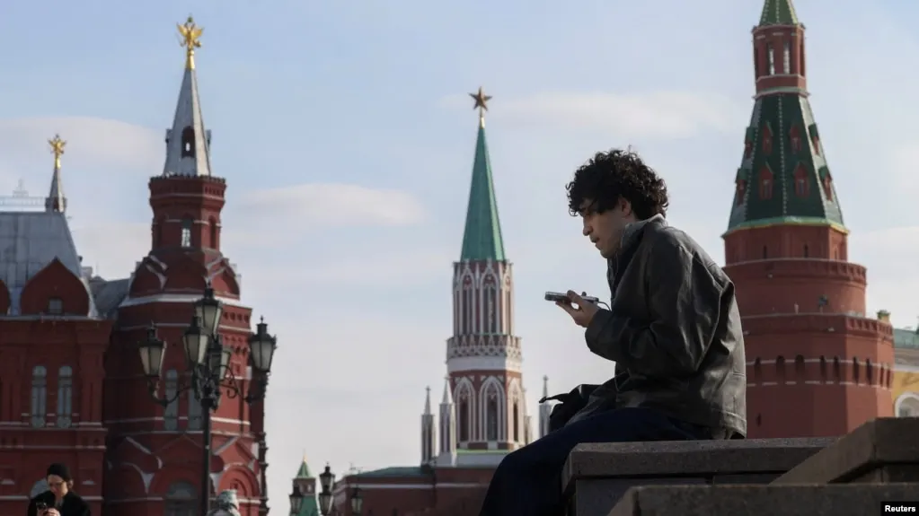 Правительство рассматривает идентификацию детей в соцсетях и ограничение времени онлайн для несовершеннолетних, с опорой на зарубежный опыт.
