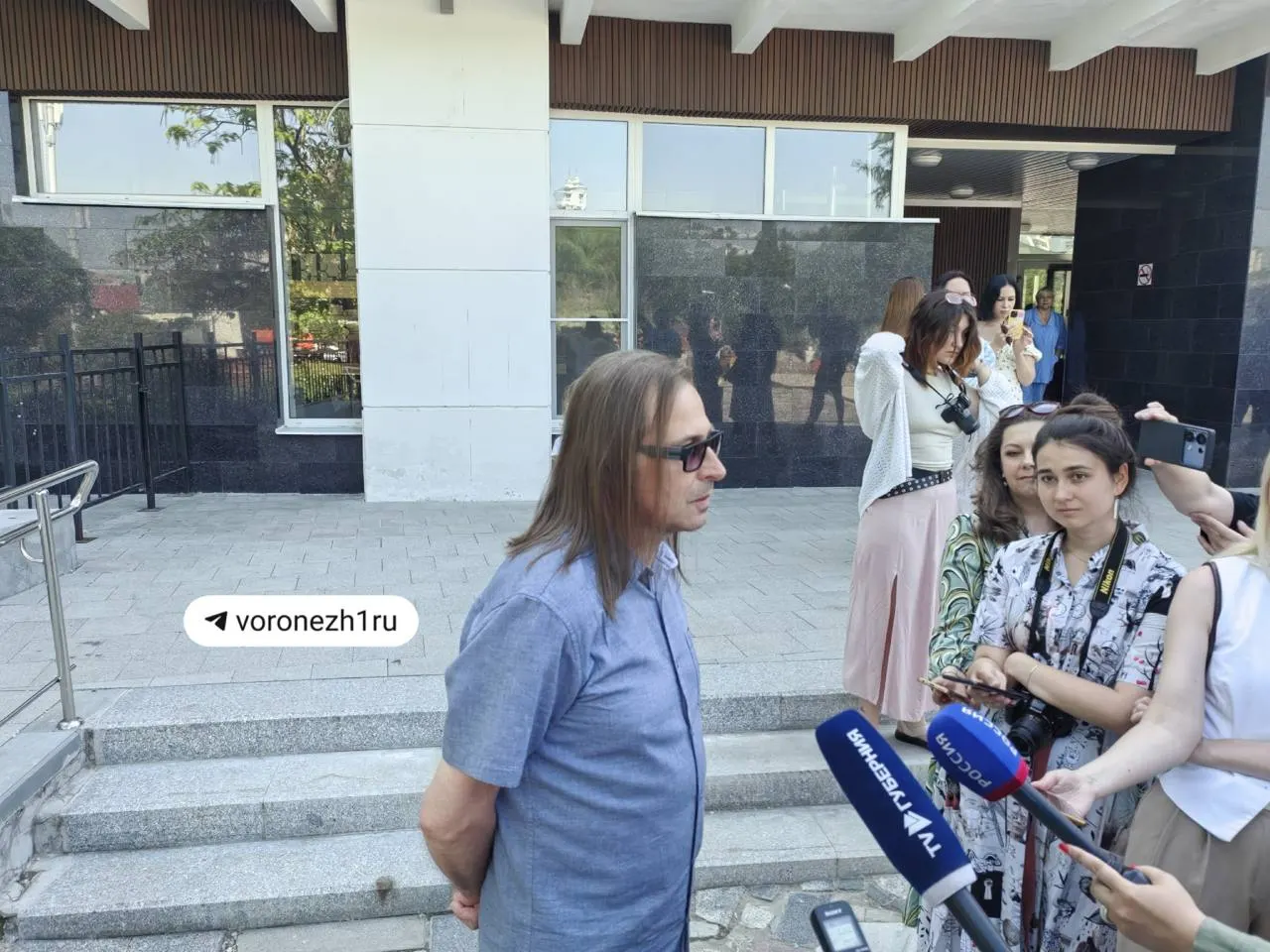 Алексей Ушаков подтвердил участие в съёмках и рассказал, что в картине прозвучит множество песен коллектива. В Воронеже будет исполнена «Пора домой».