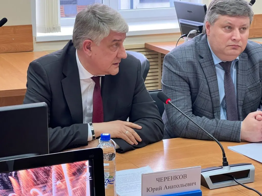 Воронежский областной суд продлил арест Юрия Черенкова до 6 июня. Следствие утверждает, что чиновник за 160 тысяч рублей обеспечивал частной компании контракты без торгов — одна из передач денег якобы произошла на площади Ленина под окнами областного правительства.