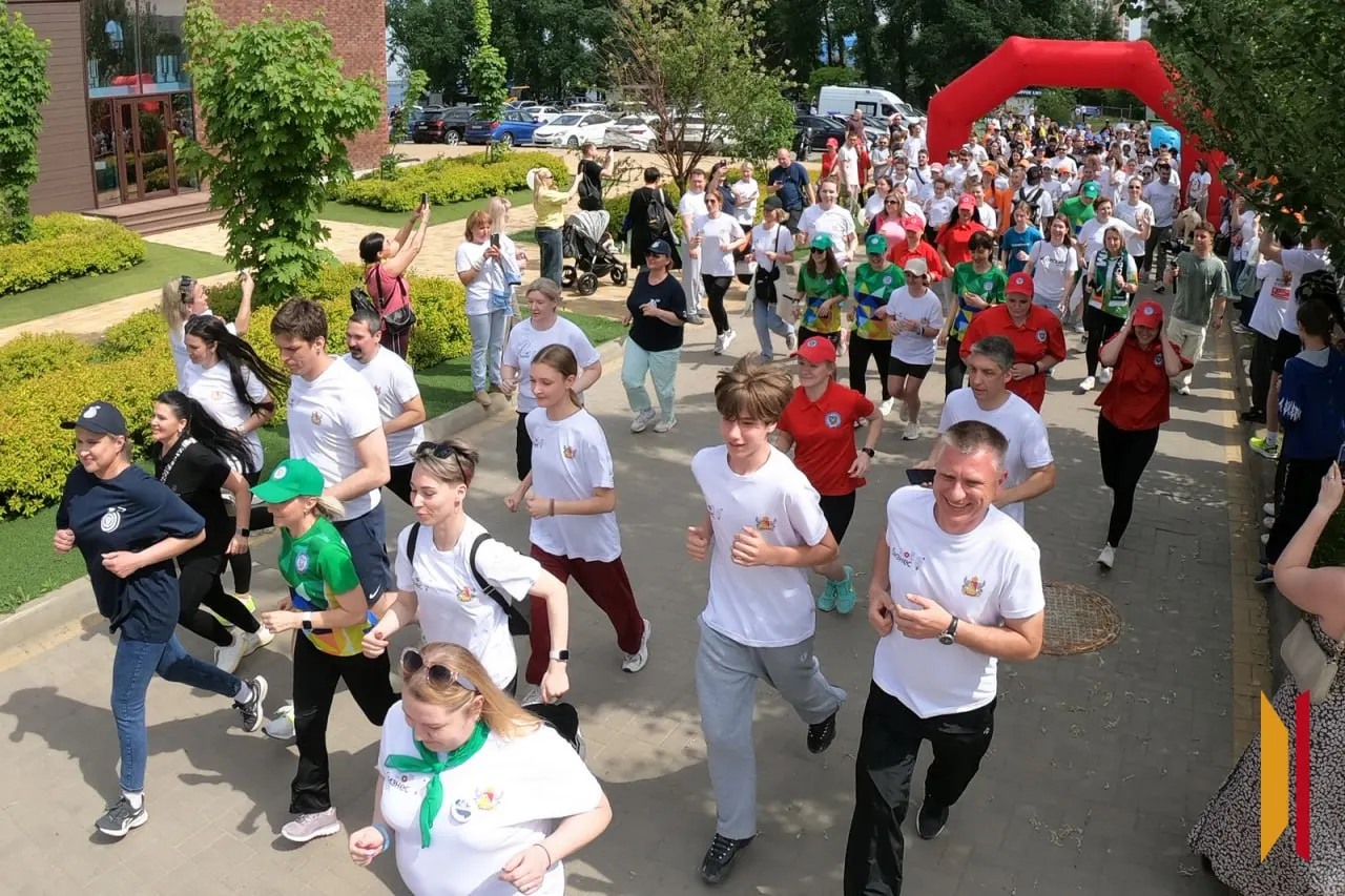 В Воронеже более 300 человек участвовали в забеге в поддержку детей‑сирот и детей с ограниченными возможностями. Собранные средства составили 1,1 млн рублей, однако часть участников раскритиковала присутствие партийной атрибутики и активистов.