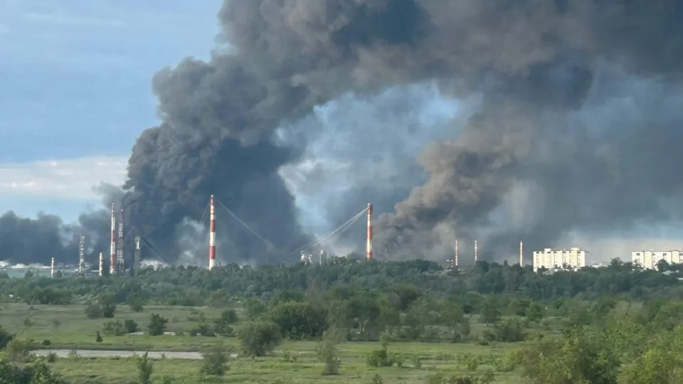В ночь на 31 мая беспилотники атаковали сразу несколько объектов нефтяной инфраструктуры в разных регионах России: в Саратове загорелся НПЗ, в Ростовской области — топливное хранилище, в Кировской области — ЛПДС «Лазарево». По данным властей, жертв нет.