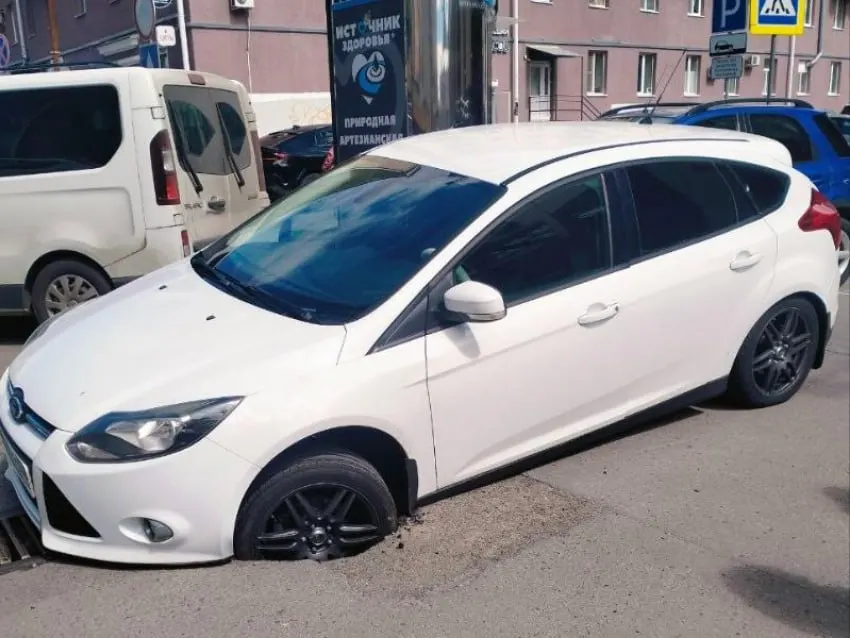 На выезде у Центрального рынка легковой автомобиль просел в провалившийся участок дорожного покрытия: очевидцы сообщают, что сотрудников ГИБДД ждала почти шесть часов.
