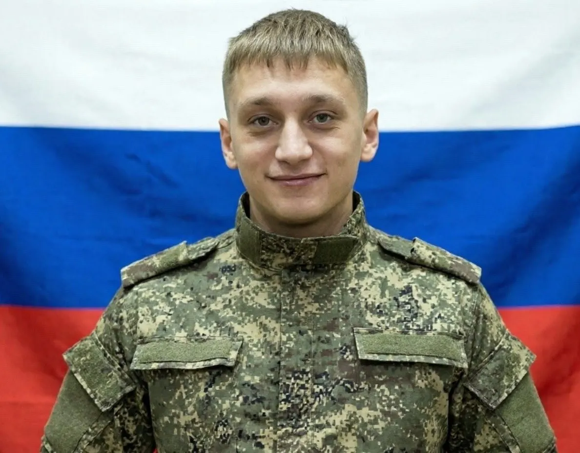 23-летний Валерий Аверин заключил контракт и прошёл обучение оператором БПЛА; спустя три месяца службы он погиб под Луганском. Родные утверждают, что из его колледжа на службу отправляли нескольких студентов.