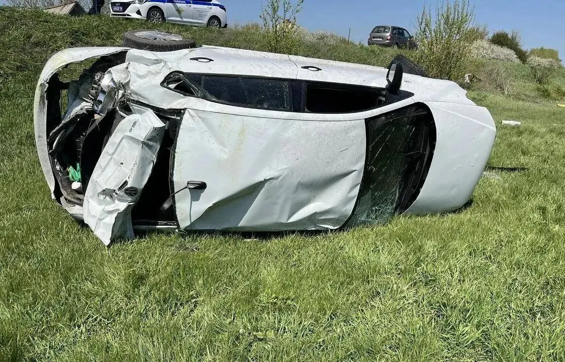 16‑летний водитель съехал в кювет и опрокинулся на бок; он и 41‑летняя пассажирка получили травмы и доставлены в больницу. Обстоятельства и владелец автомобиля устанавливаются.