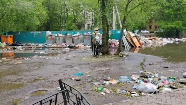 Дождевая вода разнесла несанкционированные свалки — отходы оказались на проезжей части, мешая движению и создавая санитарную проблему.