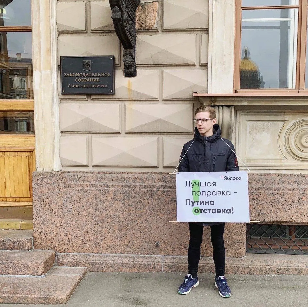 Он заявил, что на него есть административные штрафы по закону об иноагентах и за «ЛГБТ‑пропаганду», точная уголовная статья пока не названа.