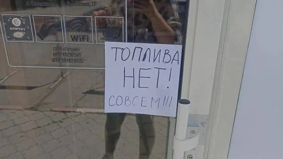 С 31 мая в Крыму вводят талоны на бензин марки АИ‑95 и лимит на розничную продажу АИ‑92 — не более 20 литров на одно транспортное средство. Перебои с поставками и остановки НПЗ по регионам связаны с ударами по топливной инфраструктуре и нарушениями логистики.